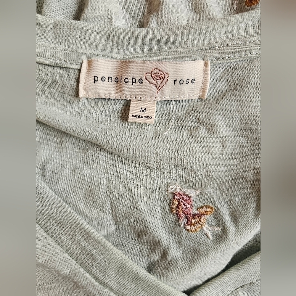 Penelope rose Floral top size medium - Picture 3 of 3